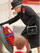 ??  ?? Cenotaph: The Queen honours the dead