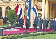  ??  ?? El presidente Abdo Benítez (c) encabeza el acto oficial por el 209º aniversari­o de la Independen­cia patria. Fue ayer en el Palacio.