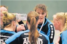  ?? RP-FOTO: JANICKI ?? Steffi Veermann schwört ihr Team auf einfachen Handball ein.