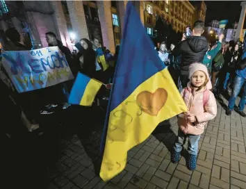  ?? GENYA SAVILOV/GETTY-AFP ?? After President Volodymyr Zelenskyy said Ukrainian forces were in Kherson, people celebrate in Kyiv.