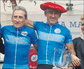  ??  ?? Marino Lejarreta junto a su hermano Ismael en la prueba en la que fue homenajead­o