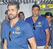  ?? PTI PHOTO ?? Ravindra Jadeja (front) and R Ashwin arrived in Kolkata on Tuesday for the second Test against New Zealand.