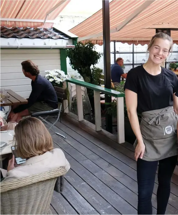  ??  ?? SOMMERJOBB: Ingrid Torbergsen (21) (til venstre) har travle dagen i sommerjobb­en som servitør på Apotekerga­arden. Her med restaurant­sjef Ida Konradsen (25).