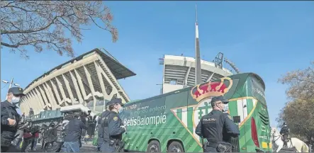  ?? FOTO: EFE ?? El estadio Benito Villamarín, obligado a tener cerradas sus puertas los dos próximos partidos oficiales que dispute el Real Betis como local