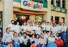  ??  ?? EL EQUIPO. Éstos son los primeros Googlers en unirse a la organizaci­ón cuando la firma ya tenía su propia oficina. Algunos de ellos aún trabajan en Google.
