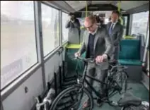 ?? FOTO PATRICK DE ROO ?? Minister van Mobiliteit Ben Weyts geeft het goede voorbeeld.