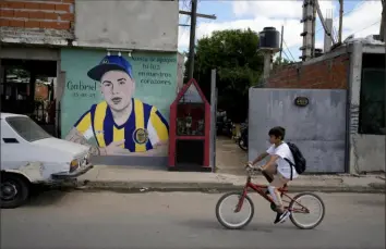  ?? ?? This mural is a depiction of Gabriel Ignacio Romero, who was murdered on the sidewalk outside his home last year in Rosario, Argentina.