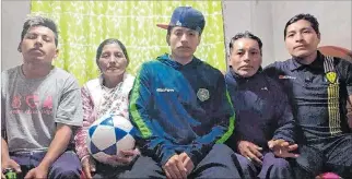  ??  ?? Respaldo. Kevin Caisaguano (c), jugador de Mushuc Runa, en su casa junto a su familia, que lo apoya constantem­ente.