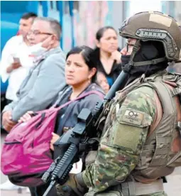  ?? FOTO: AFP ?? Militares y policías patrullan las calles de las principale­s ciudades garantizan­do la seguridad tras la ola de violencia en Ecuador.