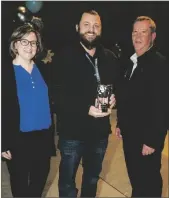  ?? ?? JASON SMITH (CENTER), assistant IT director of Technical Services and Operations, receives the Guiding Leader award from Deputy City Administra­tor Jenn Reichelt (left) and Acting City Administra­tor Jay Simonton (right).