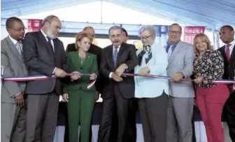  ?? FUENTE EXTERNA ?? Entrega. El presidente Danilo Medina; Francisco Pagán, director de OISOE; Lucía Medina, presidenta de la Cámara de Diputados; Altagracia Guzmán Marcelino, ministra de Salud; Nelson Rodríguez, director del SNS.