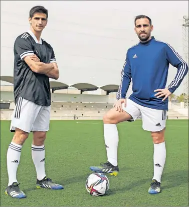  ??  ?? Gerard Moreno y Paco Alcácer, con las botas Adidas que estrenarán en el derbi contra el Valencia.