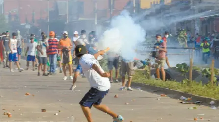  ??  ?? Seguidores y opositores al gobierno de Evo Morales se enfrentaro­n ayer en la ciudad de Santa Cruz.