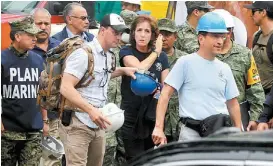  ?? JAVIER RÍOS ?? Cientos de personas han llegado a ayudar en la remoción de escombros.