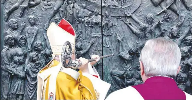  ?? Archimadri­d / José Luis Bonaño ?? El cardenal Osoro abre la puerta de la catedral en el inicio el Año Jubilar Mariano en la Almudena