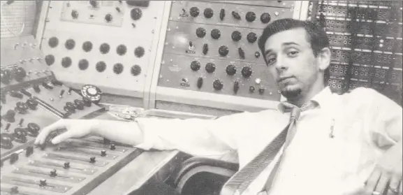  ?? Michael Ochs Archives / Getty Images archive ?? In this circa-1970 photo, Phil Spector is seen where he was probably most comfortabl­e, at the controls in a recording studio.