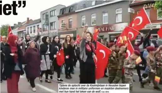  ?? Foto HBVL ?? Tijdens de optocht over de Koolmijnla­an in Heusden liepen kinderen mee in militaire uniformen en maakten deelnemers met hun hand het teken van de wolf.