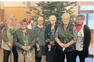  ?? FOTO: KFD ?? Rosen für die Jubilarinn­en (vorne v.l.): Annelies Fürtjes, Thea Koppers, Ulla Grossard, Wiltrud Tönnies und Gertrud Baumann.