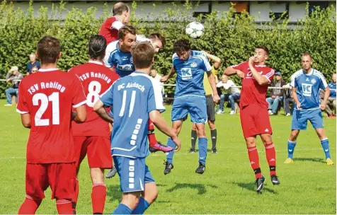  ?? Archivfoto: Josef Abt ?? Den TSV Rehling auf Platz neun (rote Trikots) und den BC Aichach auf Rang vier trennen nur zwei Punkte. Während die Aichacher am Wochenende den Aufsteiger Gerolsbach empfangen, müssen die Rehlinger beim noch ungeschlag­enen BC Rinnenthal ran.