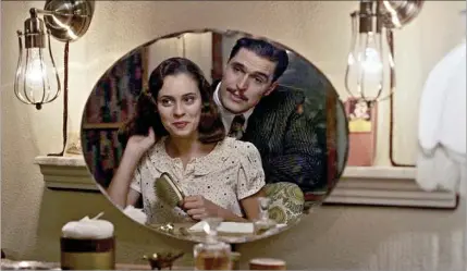  ??  ?? Daniela Melchior e Diogo Morgado numa cena do filme ‘Parque Mayer’, que chega hoje às salas de cinema