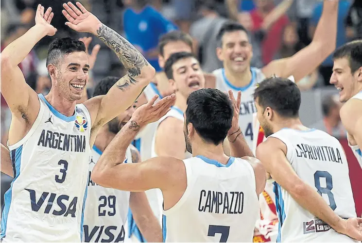  ??  ?? Alegría, euforia y lágrimas se mezclan en el festejo del primer semifinali­sta del Mundial de China, un conjunto que asombra al planeta básquetbol y conmueve a la Argentina