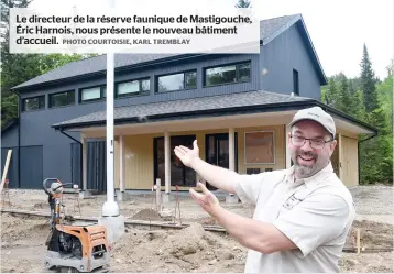  ?? PHOTO COURTOISIE, KARL TREMBLAY ?? Le directeur de la réserve faunique de Mastigouch­e, Éric Harnois, nous présente le nouveau bâtiment d’accueil.