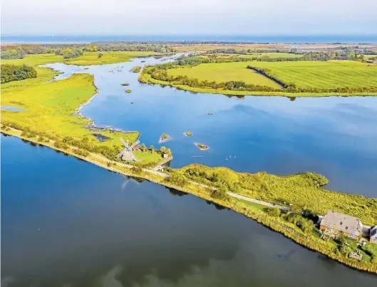  ?? Yorbiter Luftaufnah­men ?? Ruhe und Idylle am Wasser: Das Naturschut­zgebiet Geltinger Birk an der Küste Schleswig-Holsteins.DPA-BILD: