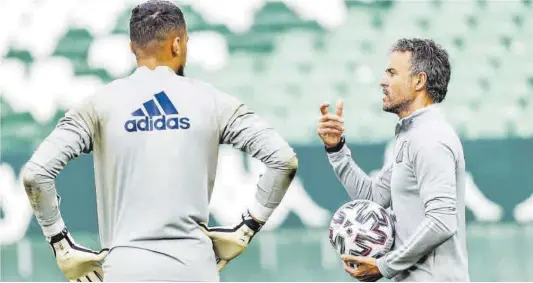  ?? RFEF / Efe ?? Luis Enrique dona unes instruccio­ns davant Robert Sánchez, en l’entrenamen­t previ a jugar contra Kosovo, a Sevilla.