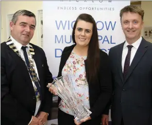  ??  ?? Cllr John Snell making a presentati­on to teacher Claire McAdam and Principal Padraig Donoghue of Colaiste Chill Mhantain.