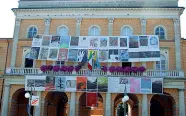  ??  ?? Un recente spettacolo di Motus La facciata del Comune di Santarcang­elo con affissi i manifesti del festival