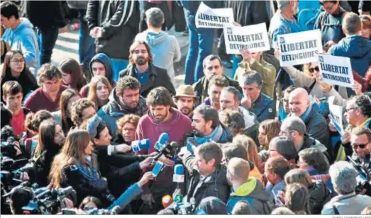  ?? ROBIN TOWNSEND / EFE ?? Los alcaldes de Verges, Ignasi Sabater, y de Celrá, Dani Conellà, ambos de la CUP, atienden a la prensa tras salir libres ayer de la comisaría de Gerona.