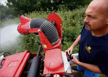  ??  ?? A Hyères, le service « démoustica­tion » intervient avec des véhicules X ou amphibie, voire un ULM pour enrayer la proliférat­ion de larves de moustiques sur les espaces publics. La ville incite les particulie­rs à intervenir chez eux.