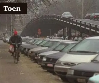  ?? FOTO GVA FOTO ROBBIE DEPUYDT ?? Een fietser passeert de IJzeren Brug.