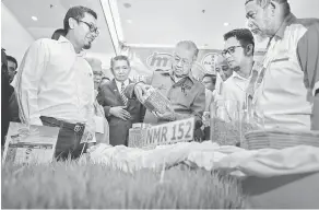  ?? — Gambar Bernama ?? LAWATAN: Tun Dr Mahathir melihat anak benih padi yang menggunaka­n teknologi ‘Bayer SeedGrowth’ ketika melawat tapak pameran sempena majlis perasmian Konvensyen Padi Kebangsaan 2019 di salah sebuah hotel terkemuka semalam.