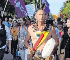  ?? Foto: Clement Sabourin, afp ?? Bunt gemischt waren die Teilnehmer eines Marsches zum Auftakt des Weltsozial­forums durch die Innenstadt von Montreal.