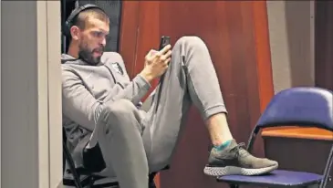  ??  ?? FUTURO EN EL AIRE. Marc Gasol juega con su móvil antes de un partido con los Memphis Grizzlies.