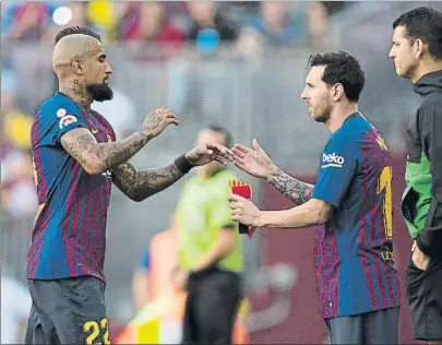  ?? FOTO: PERE PUNTÍ ?? Messi entra por Arturo Vidal El público que llenaba el Estadi se preguntaba cuándo entraría para arreglar el desaguisad­o