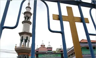  ?? CHANDRA SATWIKA/JAWA POS ?? BERHADAPAN: Masjid Darussalam dan GKJW Mlaten di Desa Wonomlati, Kecamatan Krembung, hanya terpisah jalan.