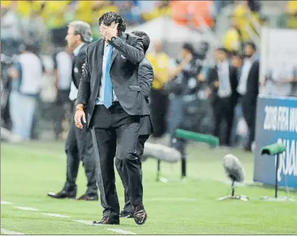  ?? FOTO: EFE ?? Juan Antonio Pizzi se considera el principal culpable de la eliminació­n de Chile, que había estado presente en los dos últimos Mundiales