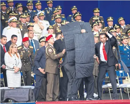  ?? AP ?? Los guardaespa­ldas de Maduro lo rodean ante el incidente de anteayer, en Caracas