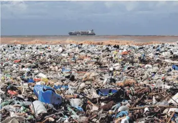  ?? FOTO: DPA ?? Plastikmül­l an einem Mittelmeer­strand nördlich der libanesisc­hen Hauptstadt Beirut.