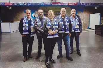  ??  ?? Em Vila Real, os adeptos do FC Porto juntam-se na cave de uma antiga discoteca