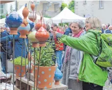  ??  ?? Der Schrannenp­latz wird durch den Markt belebt.