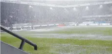  ?? FOTO: TIMO LÄMMERHIRT ?? Am vergangene­n Sonntag musste die Partie zwischen dem 1. FC Heidenheim und FC Erzgebirge Aue abgebroche­n werden.