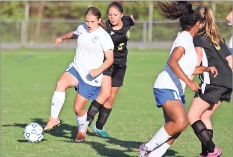  ?? Jeremy Stewart / Rome News-Tribune ?? Model’s Anna Ruth Parker (left) maintains control of the ball in traffic against Temple during a match in the first round of the Class AA state playoffs Tuesday.