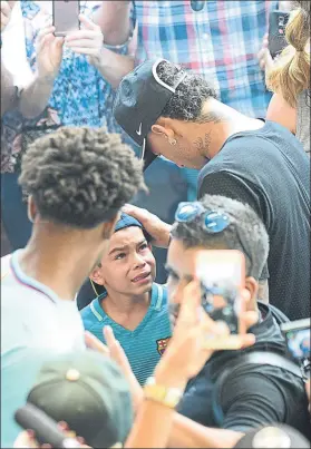  ?? FOTO: MANEL MONTILLA ?? Un niño con la camiseta del Barça lloró cuando Neymar se acercó a saludarle