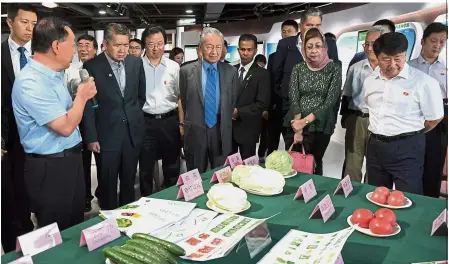 ??  ?? Seeding the future: Dr Mahathir visiting the Agro Science Academy Research Centre in Beijing. Also present is Minister of Agricultur­e and Agro-Based Industry Datuk Salahuddin Ayub (second from left). — Bernama
