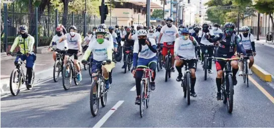  ?? CORTESÍA ?? kCerca de 200 ciclistas se tomaron ayer calles y avenidas como el Malecón Simón Bolívar para participar de este ciclopaseo familiar en homenaje a las fiestas julianas.