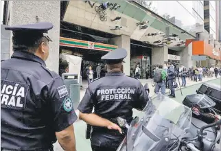  ?? EL PAÍS ?? Ciudad de México. Agentes policiales resguardan el exterior de la Casa de la Moneda, tras el millonario asalto.