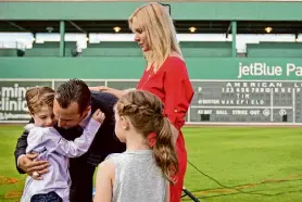  ?? Associated Press file photo ?? Stacy Wakefield, with husband Tim, son Trevor and daughter Brianna at his retirement in 2012, has died at age 53.